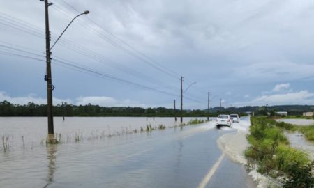 Rodovia Gregório Espíndola com água na pista