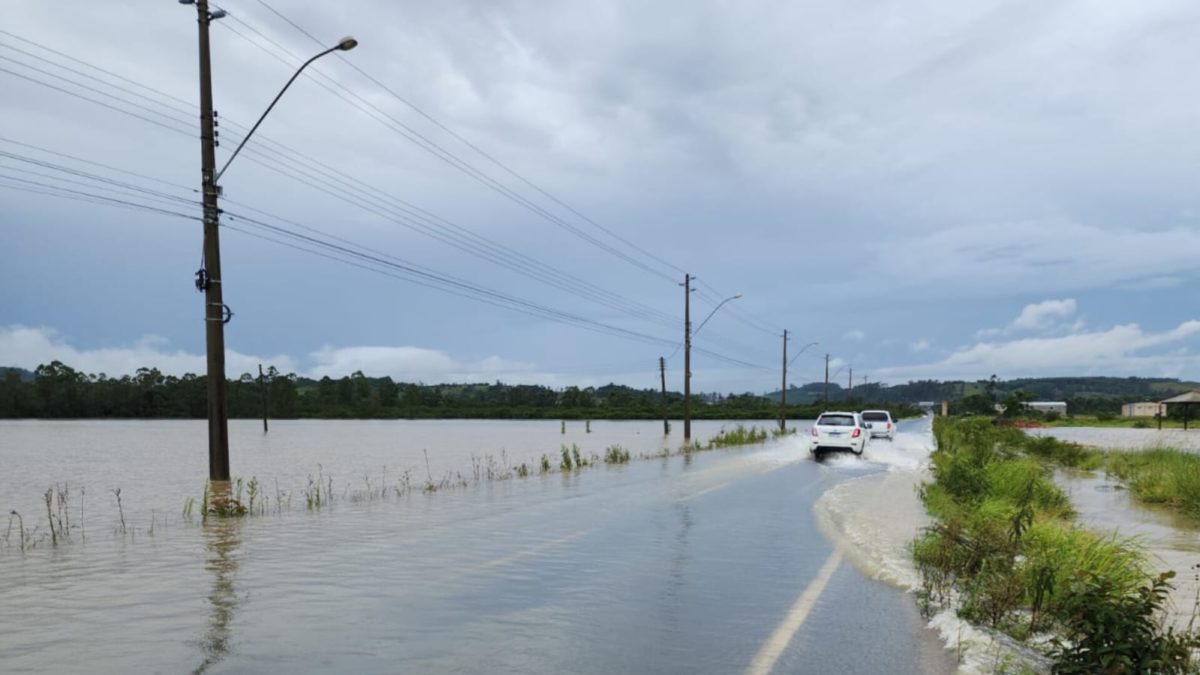 Rodovia Gregório Espíndola com água na pista