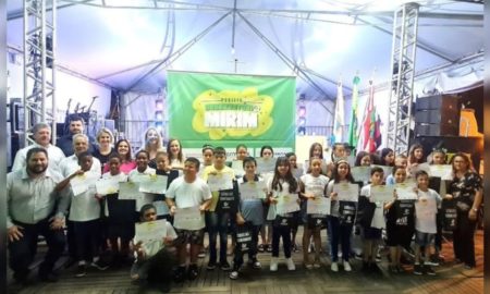 Alunos recebem certificado de formação do Projeto Observatório Mirim