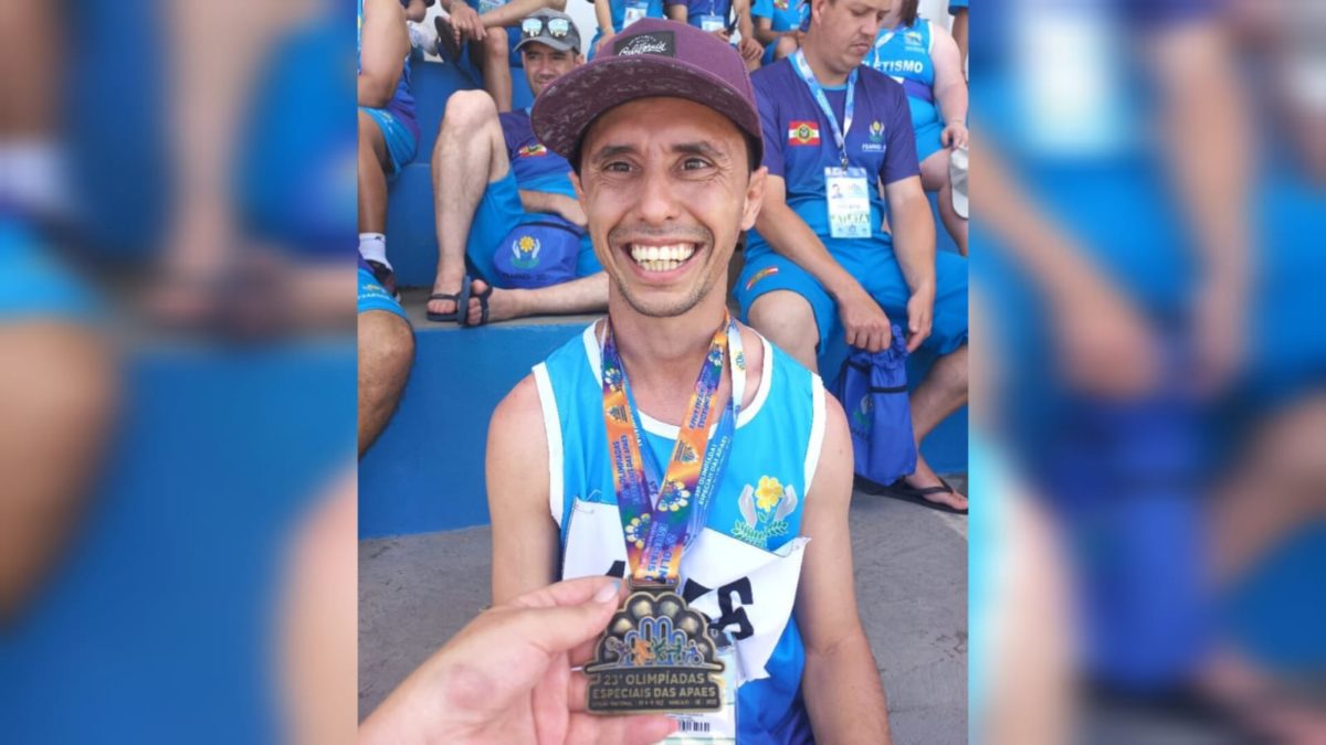 Atleta da Apae conquista medalha de ouro na edição nacional das Olimpíadas Especiais