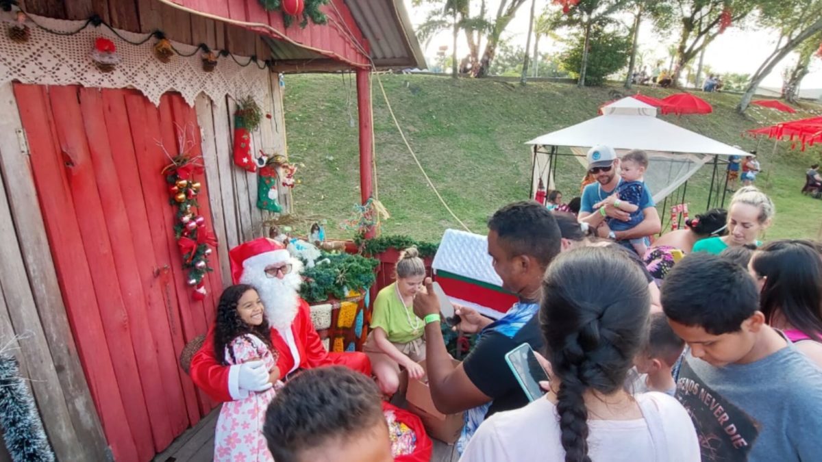 Famílias prestigiam abertura de Natal em Estação Cocal