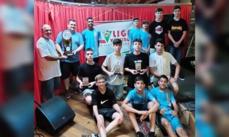 Voleibol Masculino da FME/Morro da Fumaça recebe troféu de campeão geral da Liga de Santa Catarina