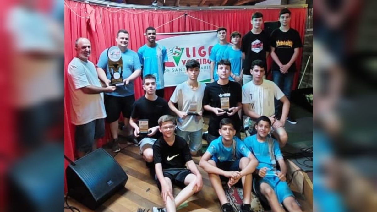 Voleibol Masculino da FME/Morro da Fumaça recebe troféu de campeão geral da Liga de Santa Catarina