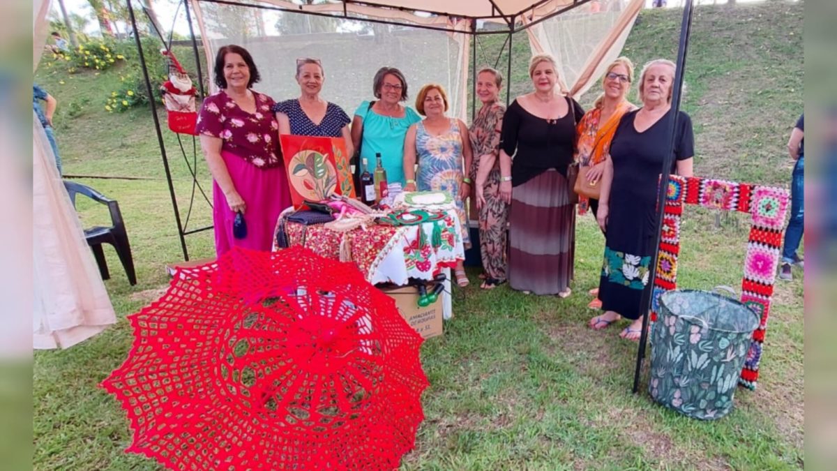 “Crocheteiras” fazem sucesso na decoração de Natal do Distrito de Estação Cocal