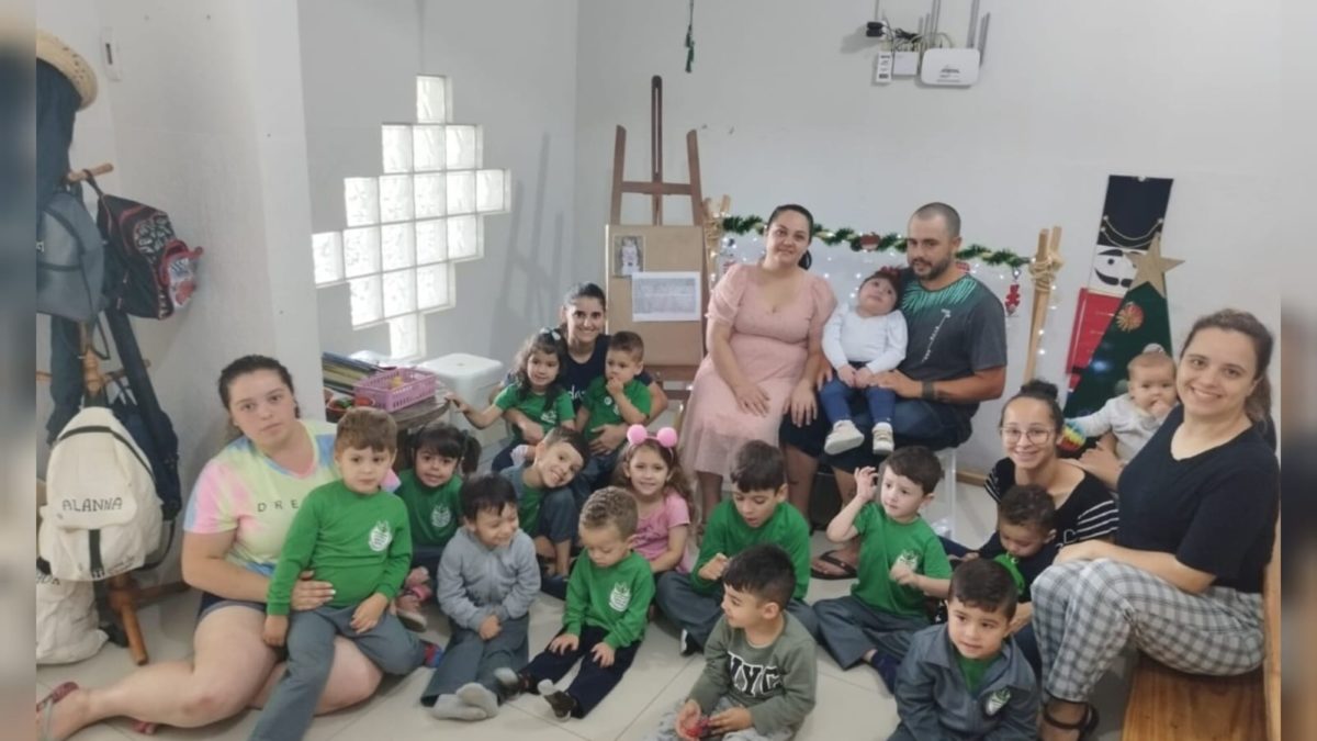 Centro de Educação Infantil Sons do Verde entrega doações de Árvore Solidária