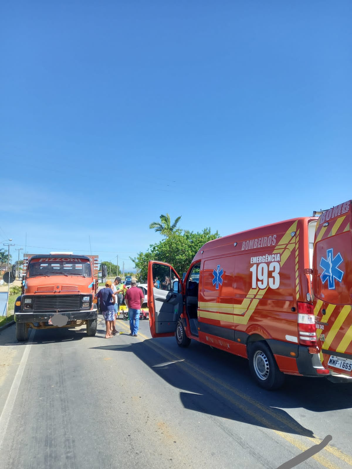 Colisão entre carro e caminhão deixa um ferido na Rodovia Genésio Mazon