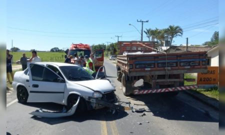Colisão entre carro e caminhão deixa um ferido na Rodovia Genésio Mazon