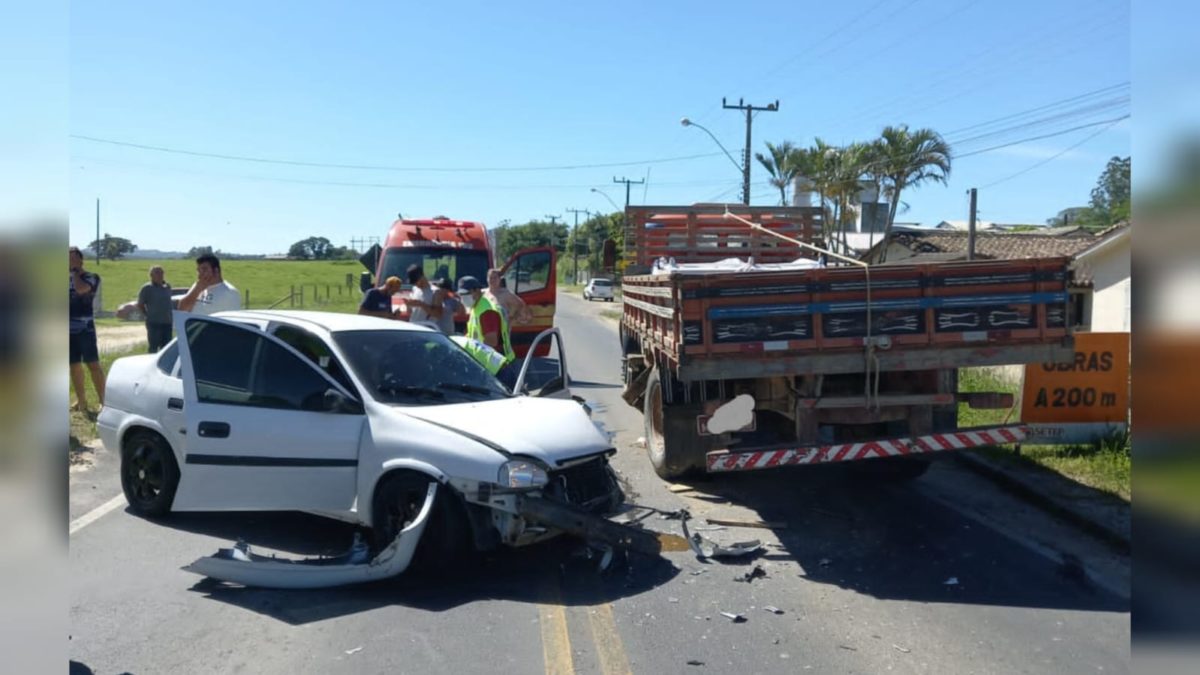 Colisão entre carro e caminhão deixa um ferido na Rodovia Genésio Mazon