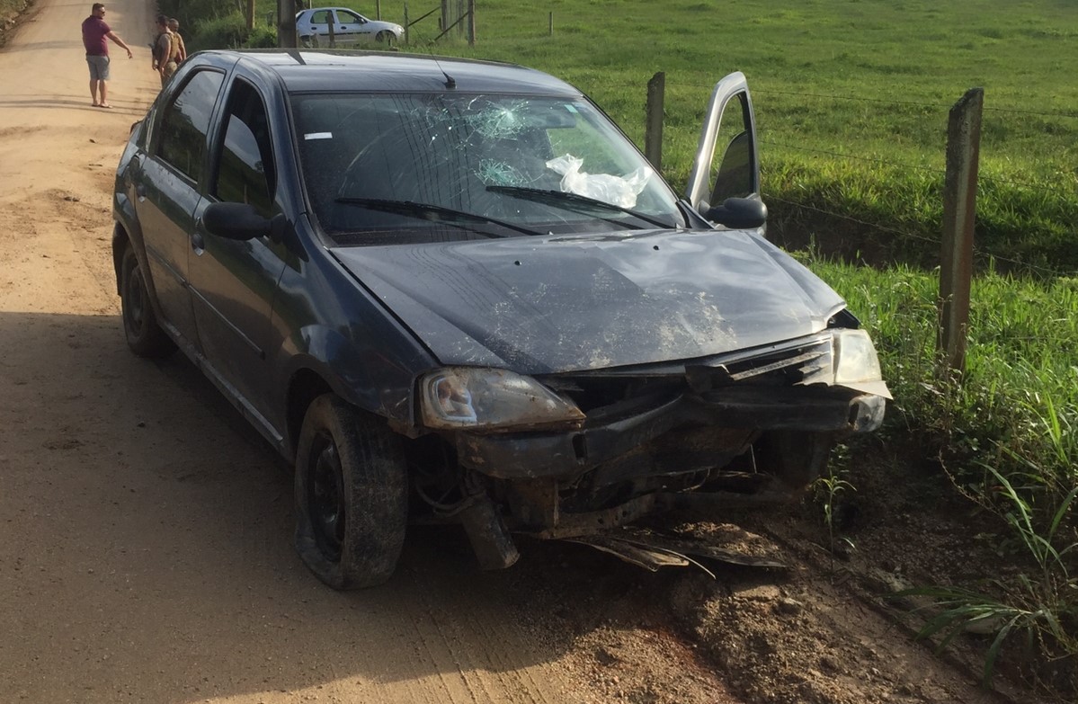 Motorista sem cinto de segurança colide em Linha Cabral