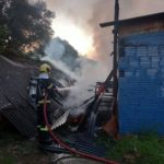 Bombeiros de Morro da Fumaça controlam fogo no Bairro Esperança