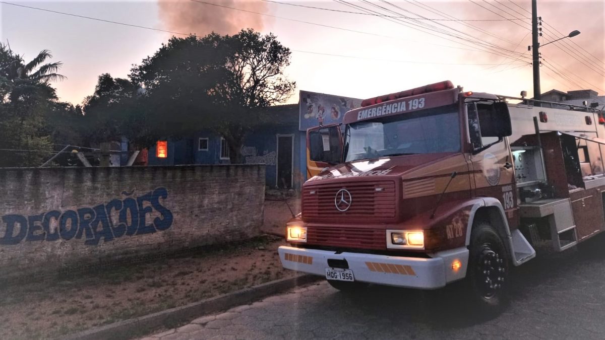 Bombeiros de Morro da Fumaça controlam fogo no Bairro Esperança