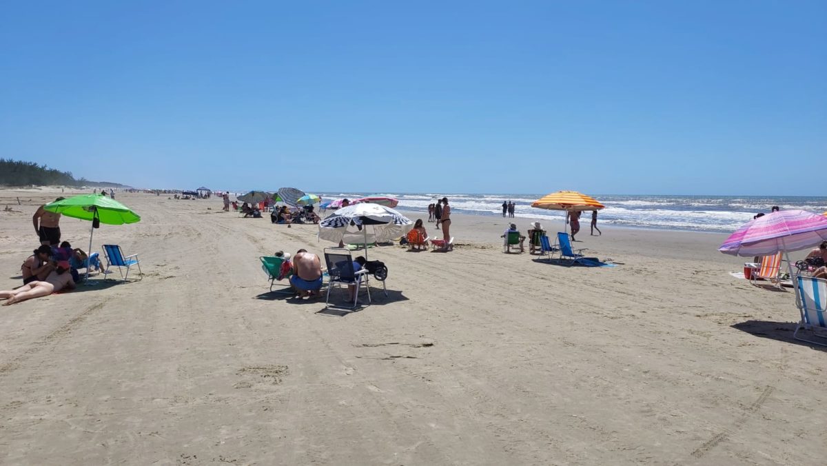 Movimento intenso na orla do Balneário Esplanada no penúltimo dia de 2022