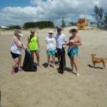 Mutirão recolhe lixo na orla do Balneário Esplanada