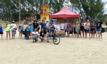 Mutirão recolhe lixo na orla do Balneário Esplanada