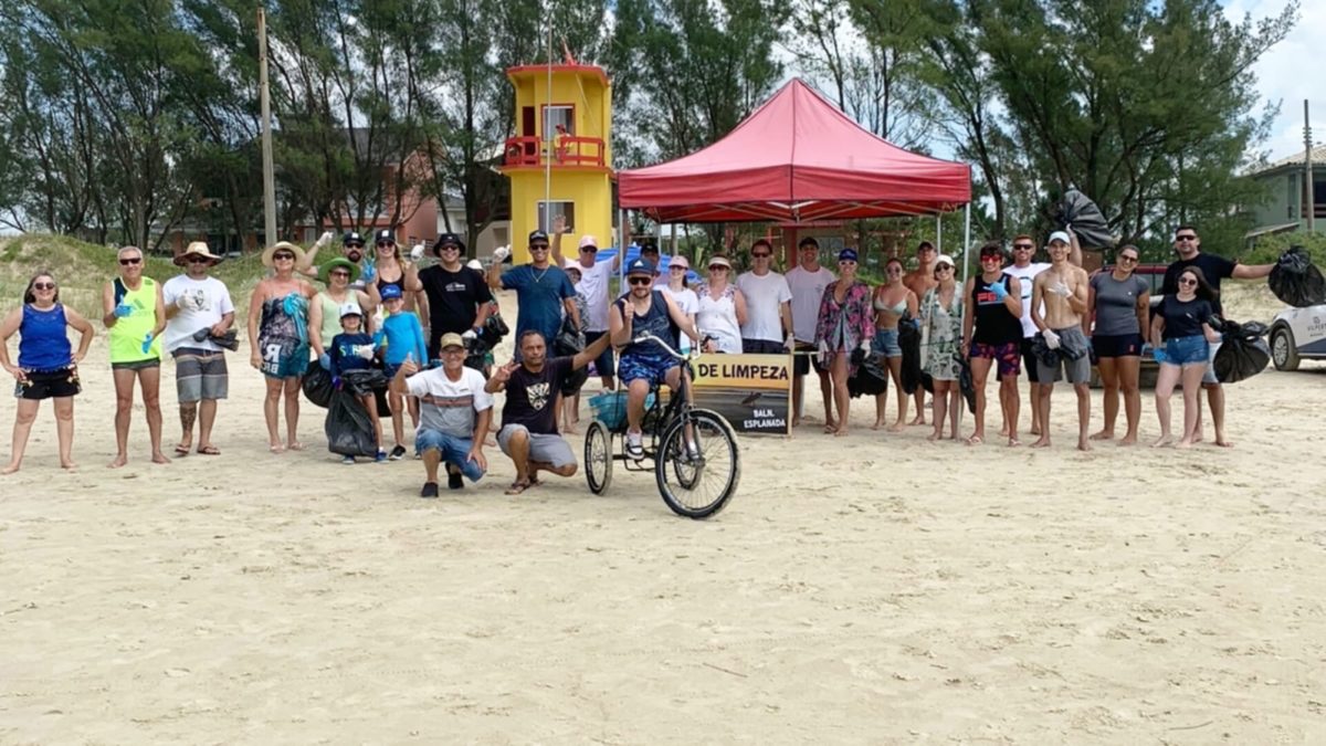 Mutirão recolhe lixo na orla do Balneário Esplanada