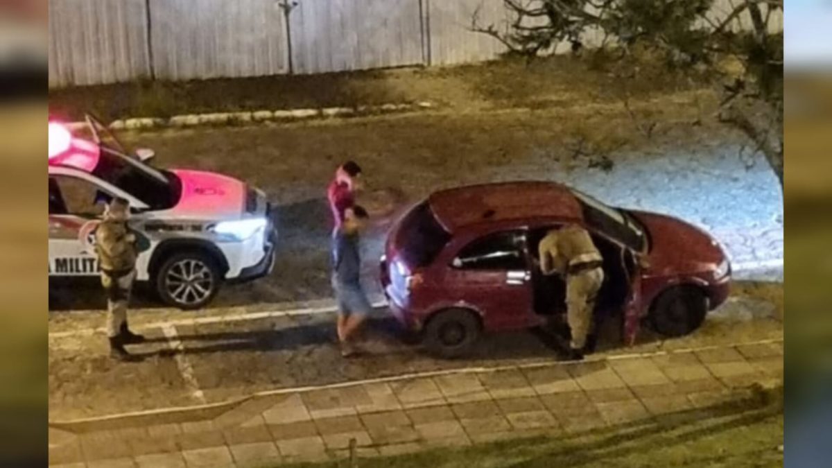 Carro tenta fugir em marcha ré e na contramão ao avistar viatura da PM