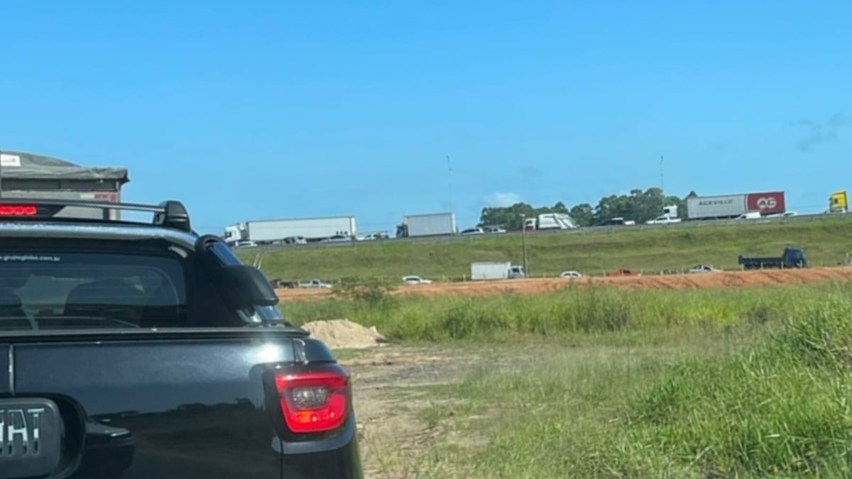 Acidente na BR-101 causa congestionamento no retorno do Balneário Esplanada