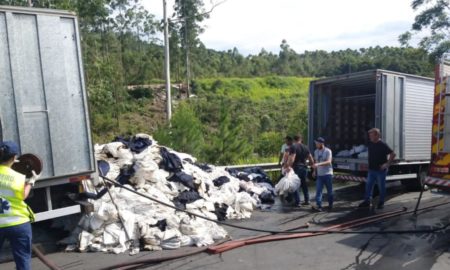 Caminhão de Morro da Fumaça pega fogo com 12 mil peças de calça jeans