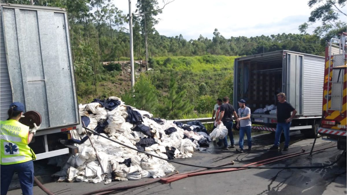 Caminhão de Morro da Fumaça pega fogo com 12 mil peças de calça jeans