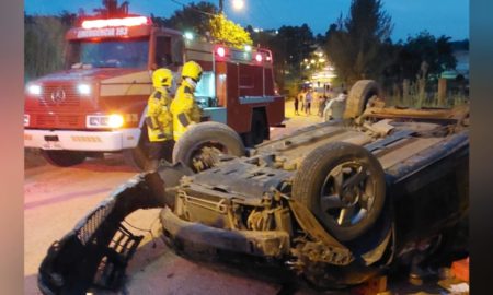 Mulher fica ferida após capotar carro em Linha Torrens