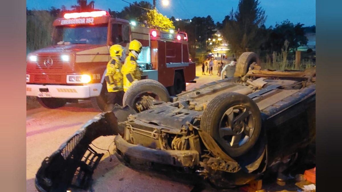 Mulher fica ferida após capotar carro em Linha Torrens