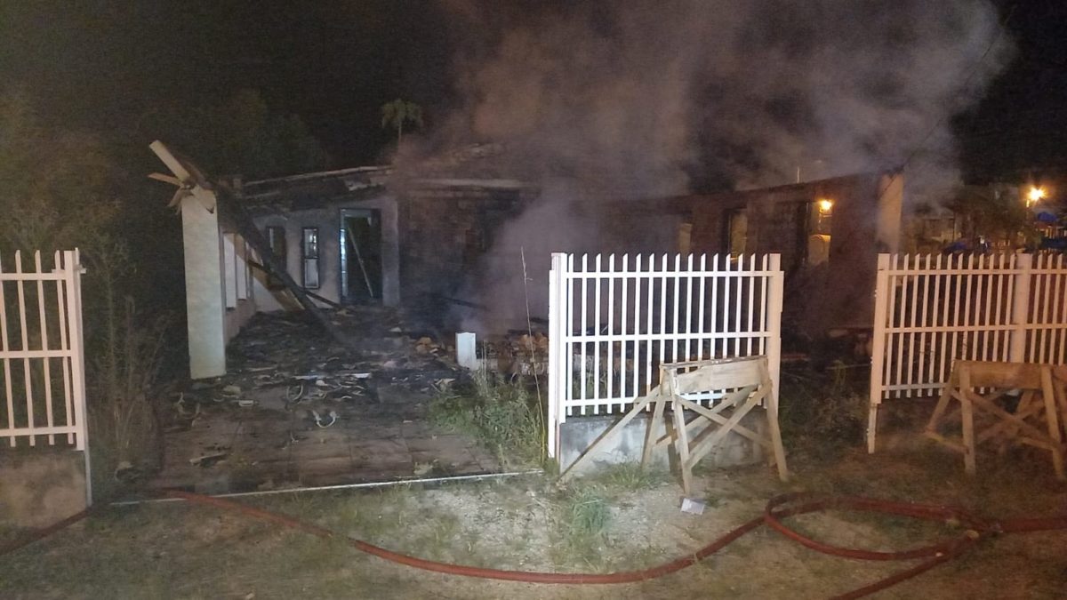 Casa é destruída por incêndio no Distrito de Estação Cocal