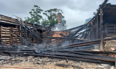 Bombeiros de Içara e Morro da Fumaça controlam incêndio em olaria