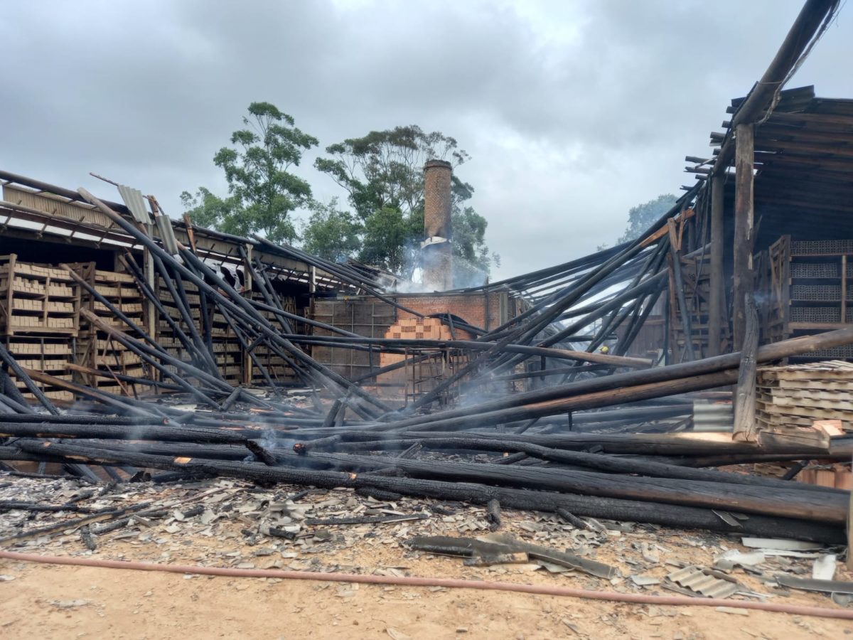 Bombeiros de Içara e Morro da Fumaça controlam incêndio em olaria