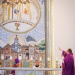 Igreja Santíssima Trindade ganha mosaico e novo presbitério em Linha Cabral