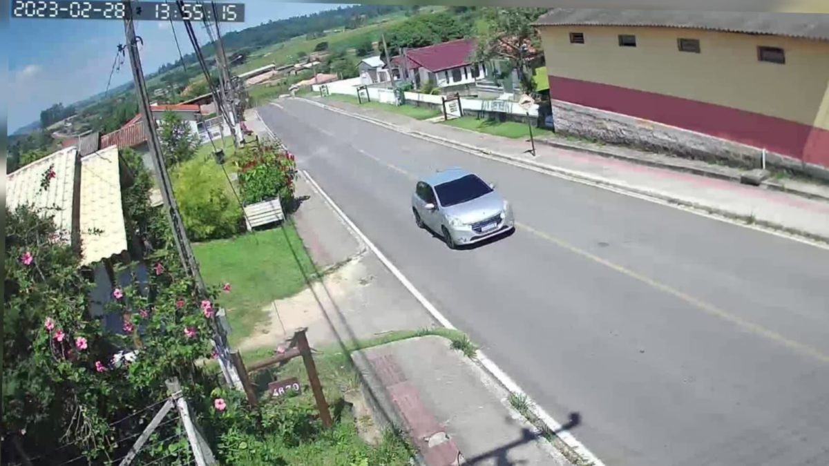 Câmeras de segurança de Linha Torrens ajudam a identificar veículo usado em furto