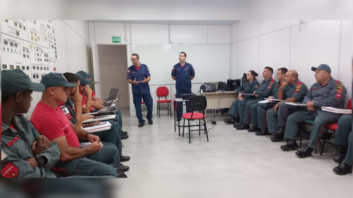 Bombeiros comunitários passam por instrução de atendimento pré-hospitalar