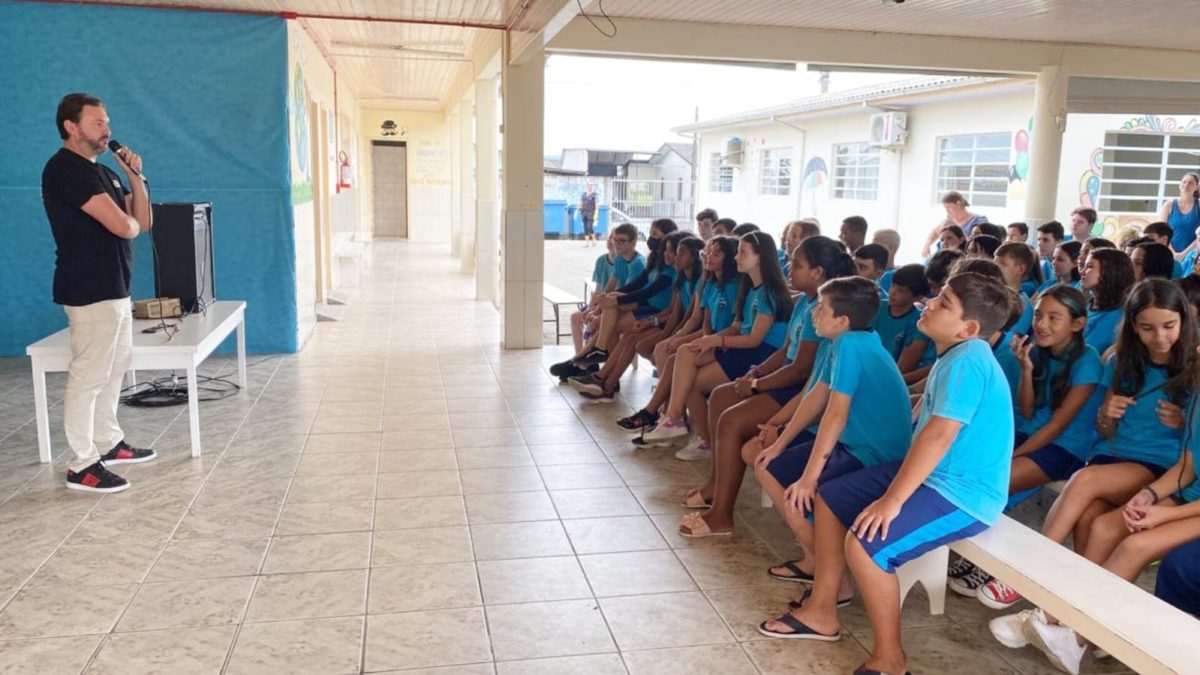 Alunos de Morro da Fumaça aprendem sobre empreendedorismo em sala de aula