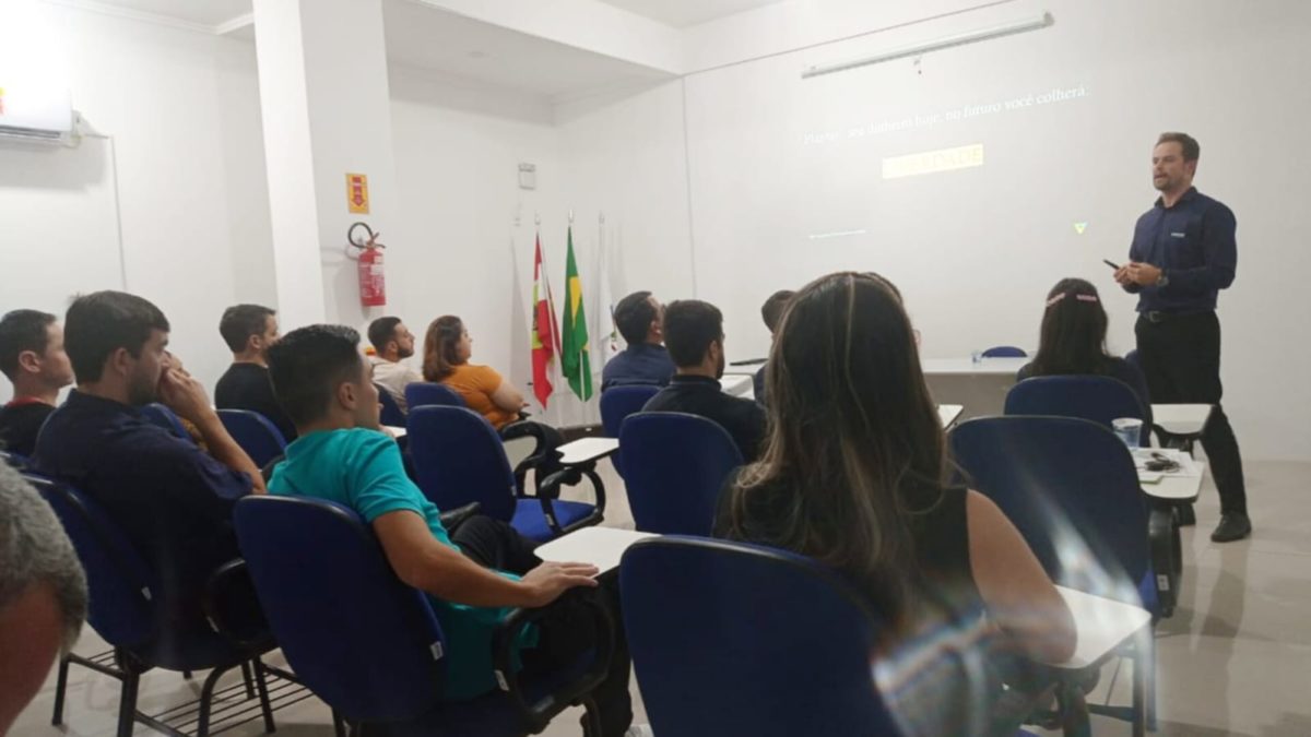 Palestra promovida pela ACIMF aborda a importância do equilíbrio financeiro