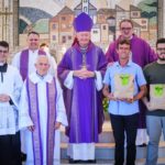 Igreja Santíssima Trindade ganha mosaico e novo presbitério em Linha Cabral