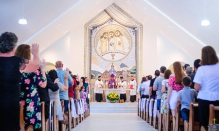 Igreja Santíssima Trindade ganha mosaico e novo presbitério em Linha Cabral