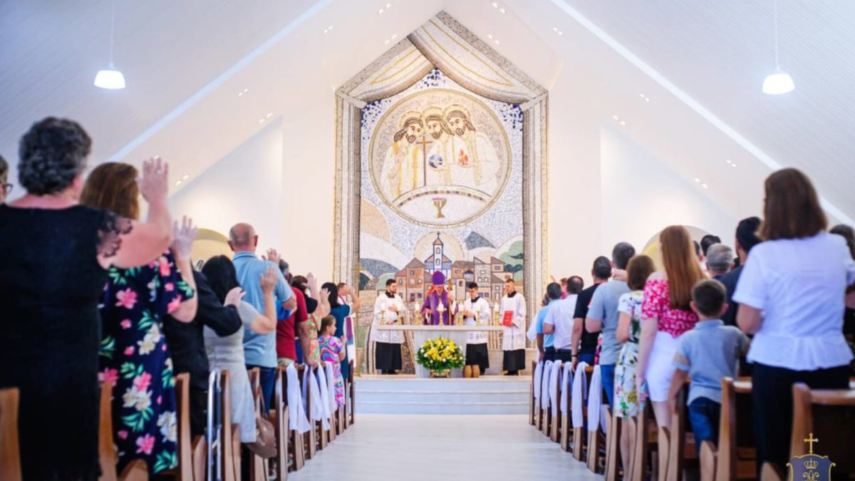 Igreja Santíssima Trindade ganha mosaico e novo presbitério em Linha Cabral