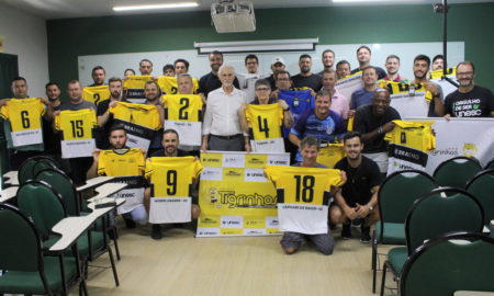 Participantes do Projeto Tigrinhos recebem uniforme