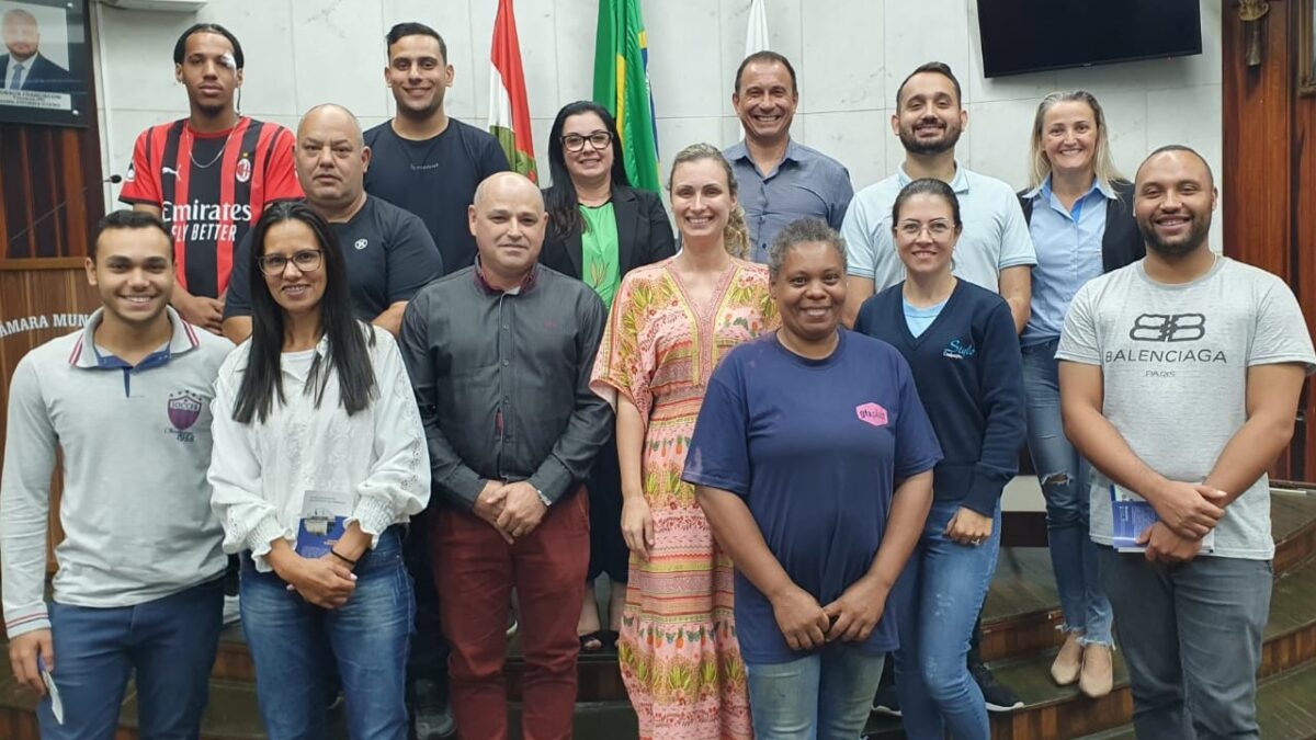 Alunos do EJA de Morro da Fumaça visitam sede do Legislativo e conversam com vereadores