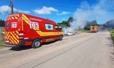 Bombeiros de Morro da Fumaça combatem incêndio em veículo