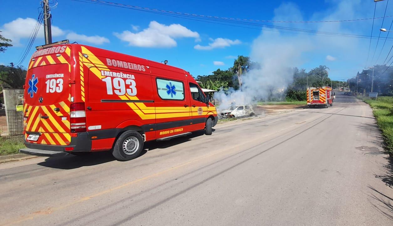 Bombeiros de Morro da Fumaça combatem incêndio em veículo