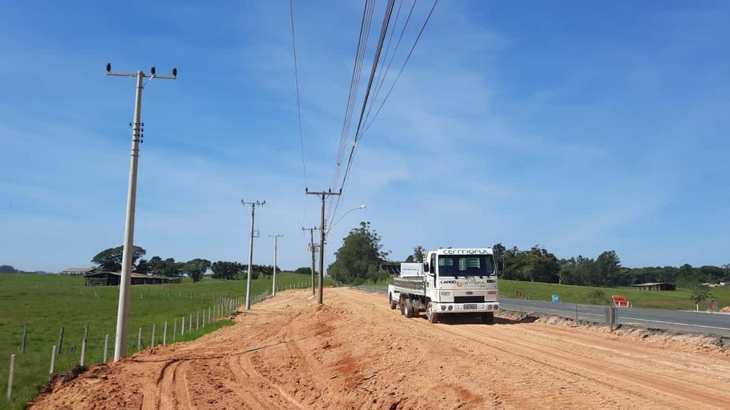 Cermoful desloca rede elétrica em obras da SC-442