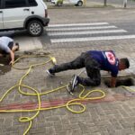 Filhote de gato é resgatado em bueiro no centro