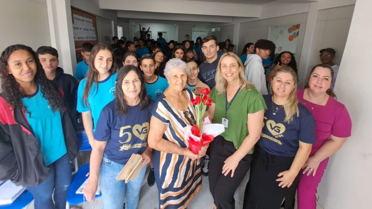 50 anos da Escola Vicente Guollo: primeira professora e diretora relembra início da unidade para os atuais alunos