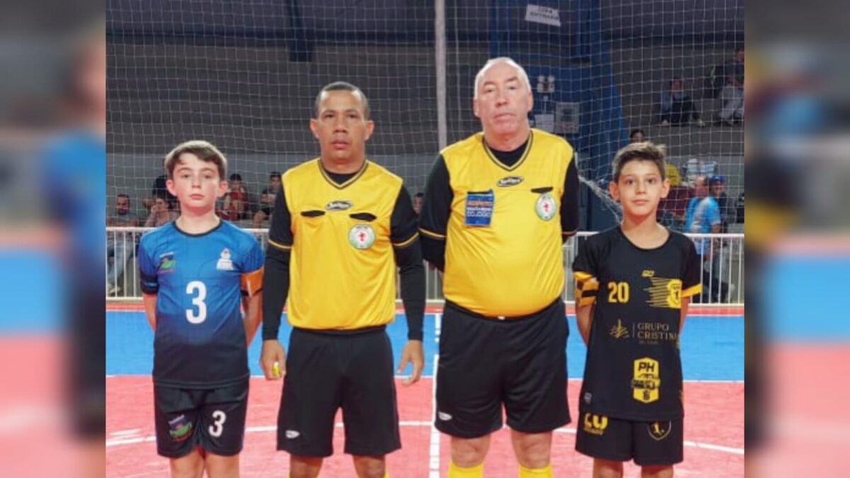 Futsal de Morro da Fumaça presta homenagem à Blumenau em quadra