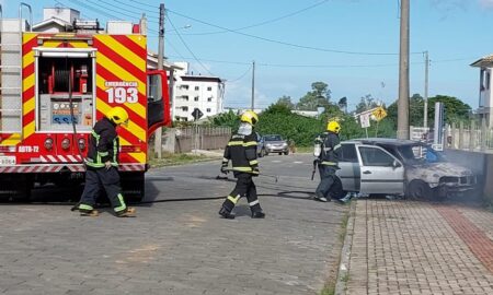 Veículo é parcialmente destruído por incêndio no Bairro Jussara