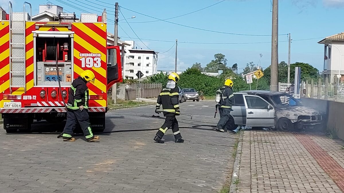 Veículo é parcialmente destruído por incêndio no Bairro Jussara