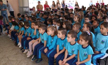 Alunos da Rede Municipal de Ensino celebram os 61 anos de Morro da Fumaça