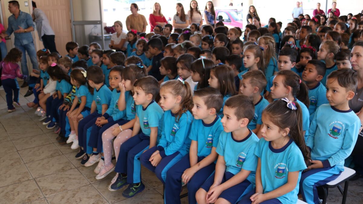 Alunos da Rede Municipal de Ensino celebram os 61 anos de Morro da Fumaça