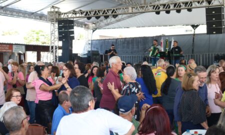 Baile da Terceira Idade reúne grupo de idosos de sete cidades diferentes na Maggiofest