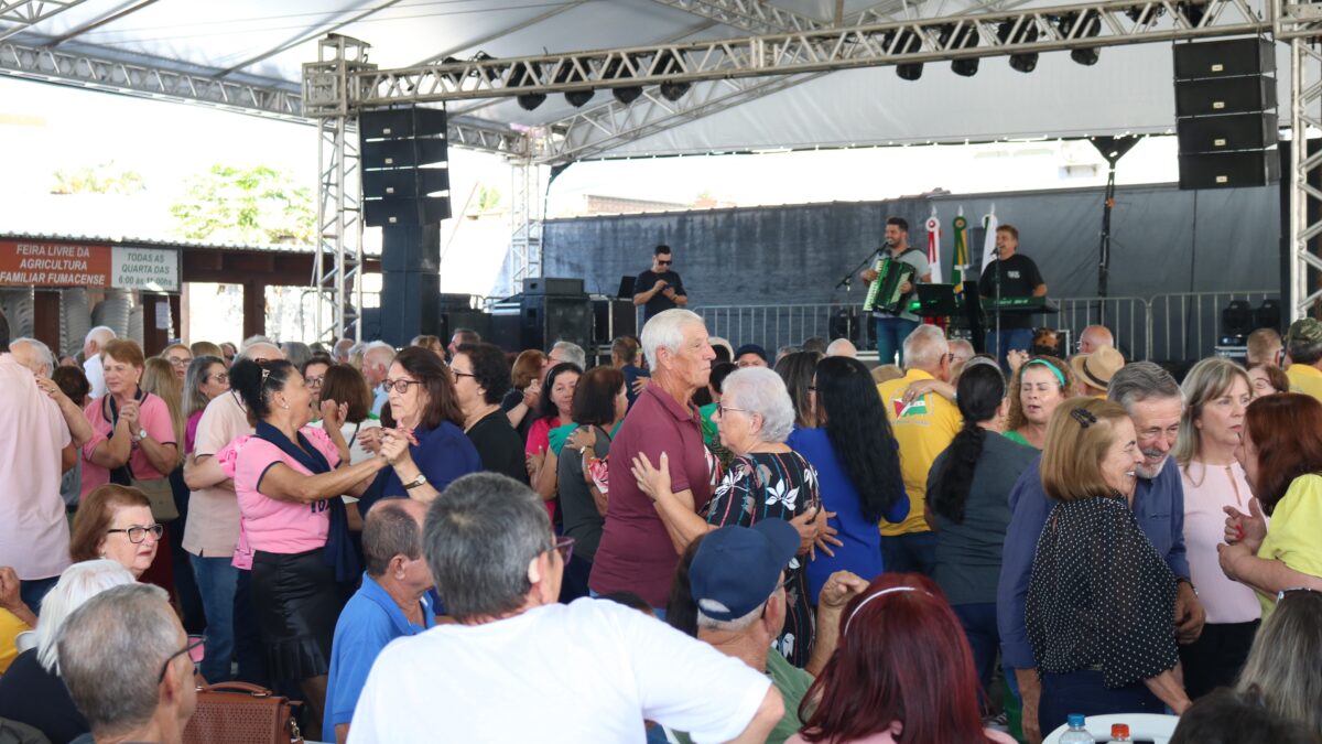 Baile da Terceira Idade reúne grupo de idosos de sete cidades diferentes na Maggiofest